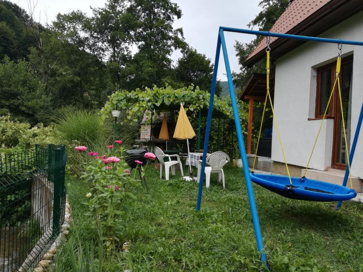 Cottage Forest Stream Visoko Bagian luar foto
